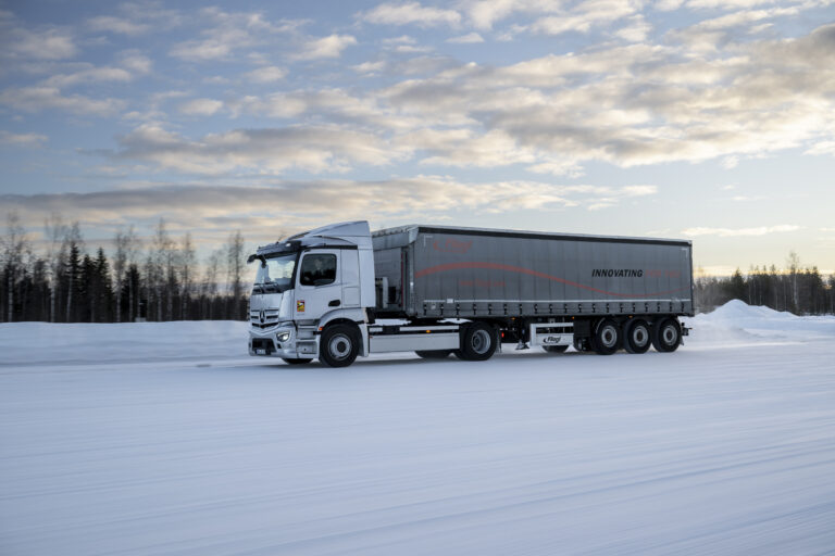 Read more about the article Mróz, lód i śnieg skutecznie pokonane: Mercedes-Benz Trucks testuje w Finlandii elektryczne ciężarówki