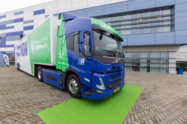 Read more about the article Holenderski dyskont niespożywczy Action stawia pierwszy krok ku zerowej emisji dzięki trzem ciągnikom Volvo FM Electric