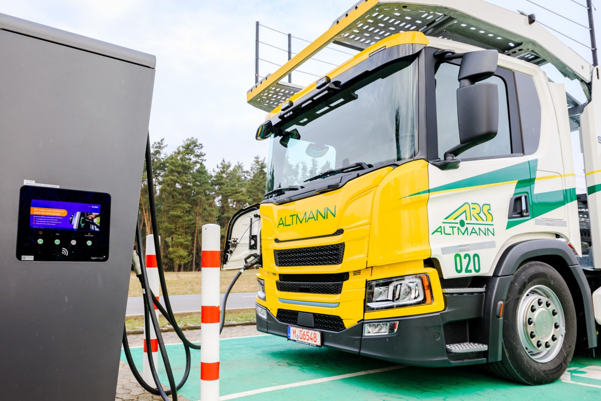 Read more about the article Pierwszy na świecie całkowicie elektryczny, standardowy transporter samochodów Scanii zostaje oddany do użytku