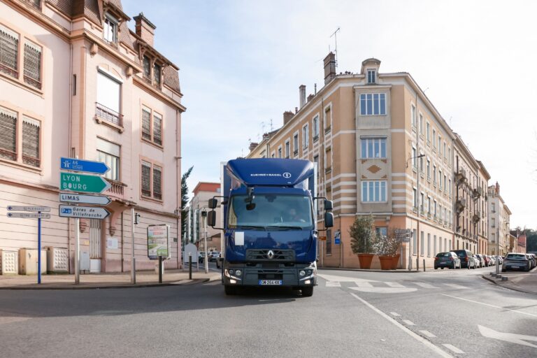 Read more about the article Działając na rzecz bardziej zrównoważonego transportu drogowego Kuehne+Nagel odbiera 23 pojazdy elektryczne Renault Trucks