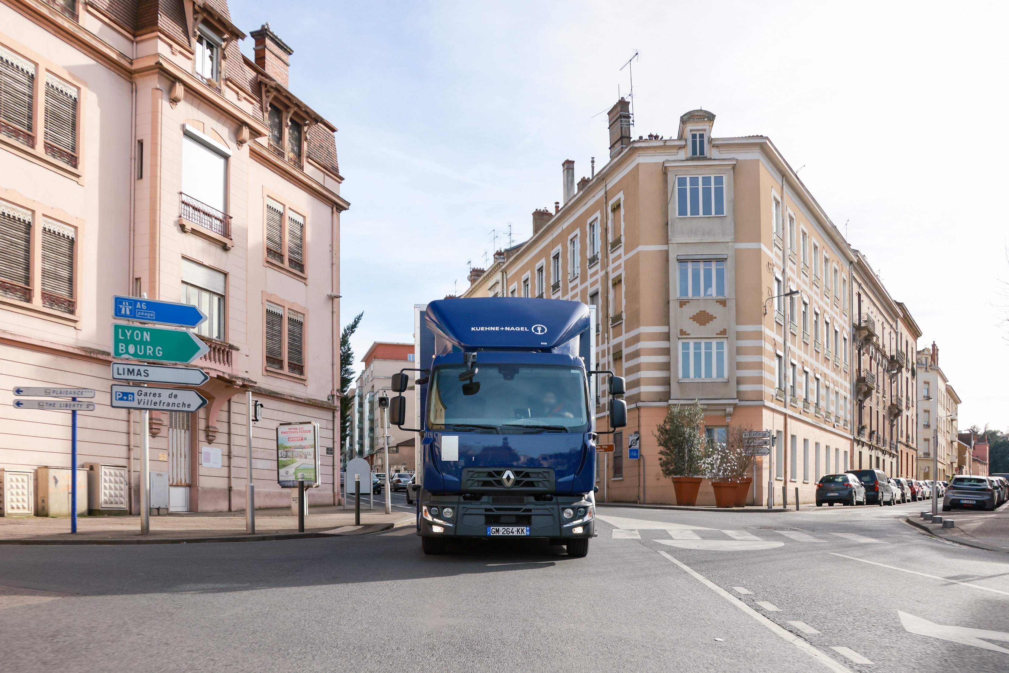 Read more about the article Działając na rzecz bardziej zrównoważonego transportu drogowego Kuehne+Nagel odbiera 23 pojazdy elektryczne Renault Trucks