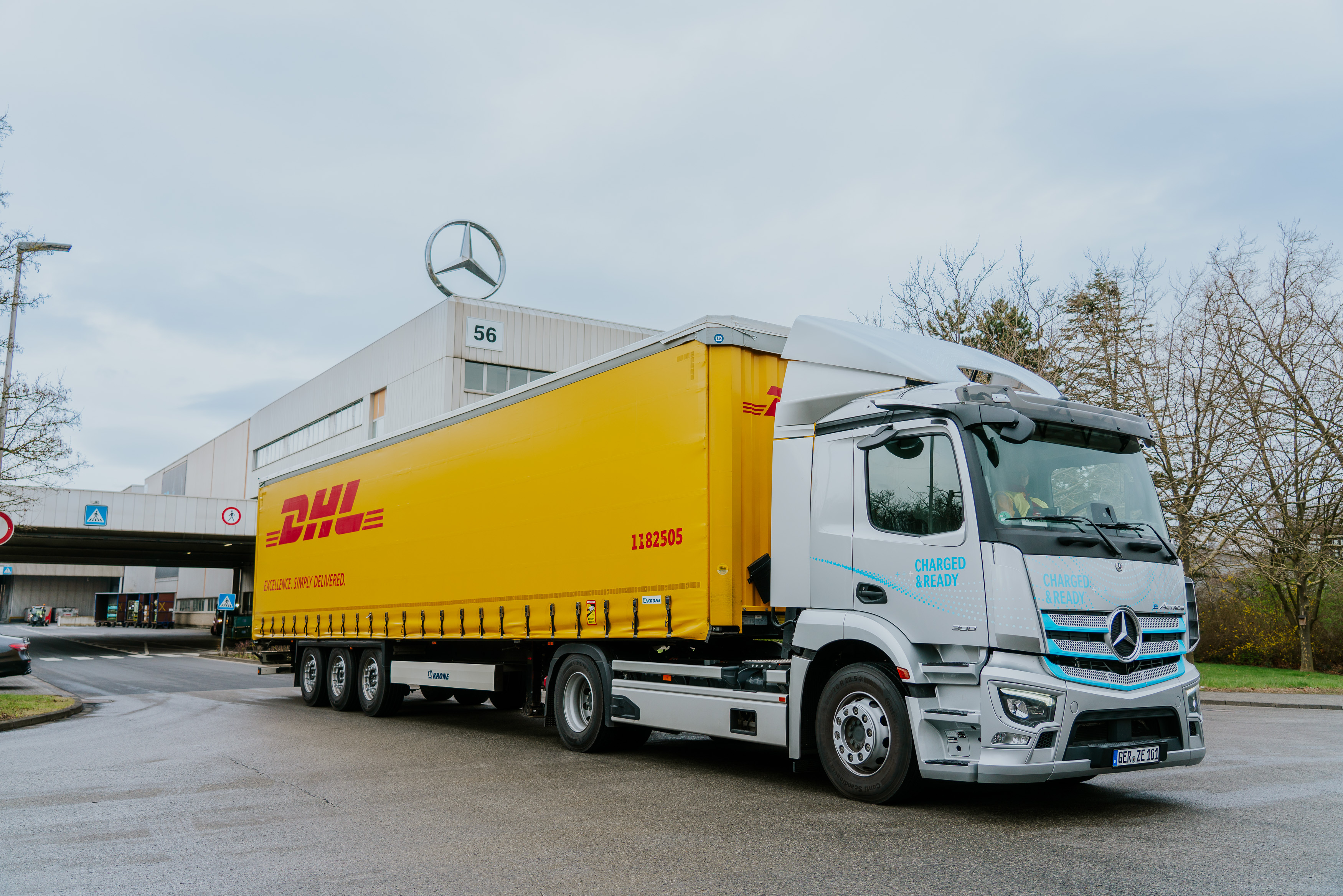 Read more about the article DHL Freight testuje nową elektryczną ciężarówkę siodłową Mercedes-Benz: neutralny pod względem emisji CO2 transport dostaw do zakładu w Kassel