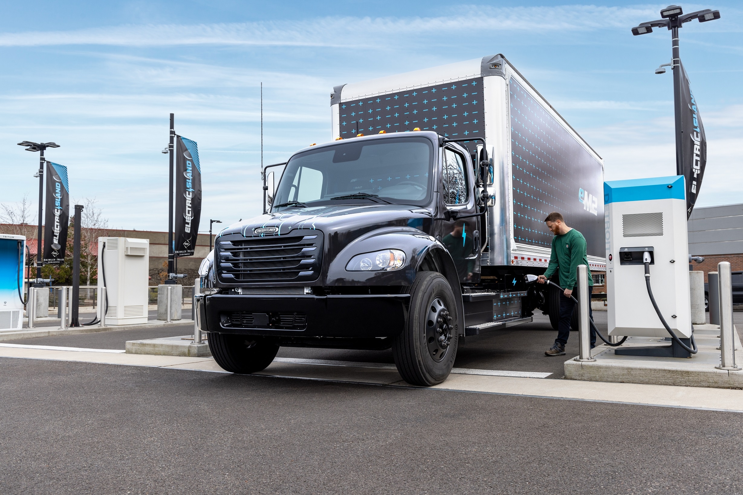 Read more about the article Rozszerzając portfolio pojazdów elektrycznych na rynek północnoamerykański Daimler Truck prezentuje Freightliner eM2