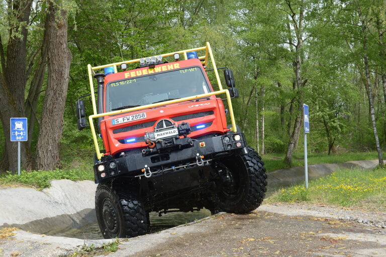 Read more about the article Unimog U 5023 na targach RETTmobil 2023: Mercedes-Benz Special Trucks prezentuje innowacyjny średni terenowy kombinowany samochód ratowniczo-gaśniczy do gaszenia pożarów lasów i pomocy w przypadku klęsk żywiołowych