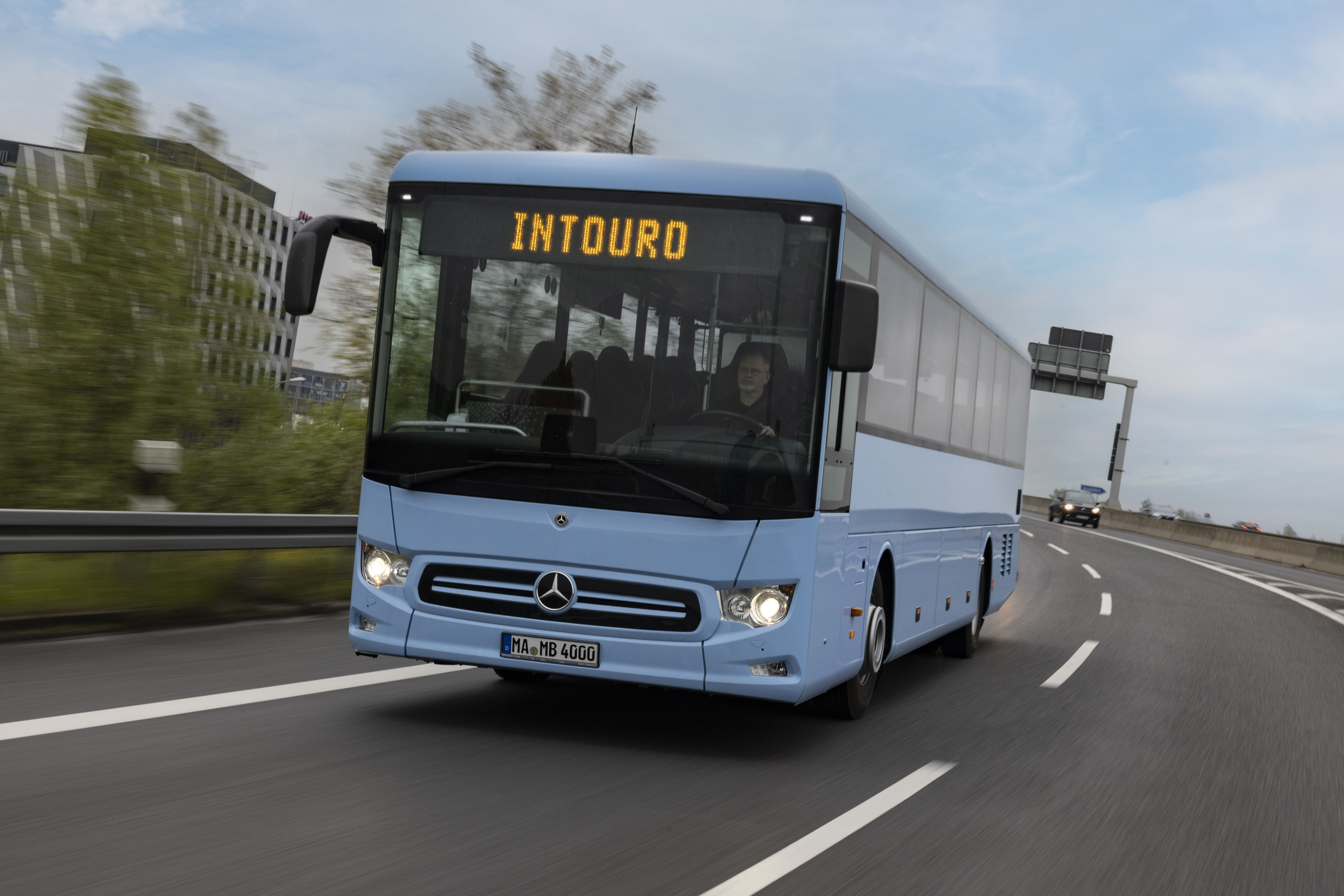 Read more about the article Mercedes-Benz Intouro K hybrydowy autobus międzymiastowy Kompaktowy autobus międzymiastowy z superkondensatorami („supercaps”)