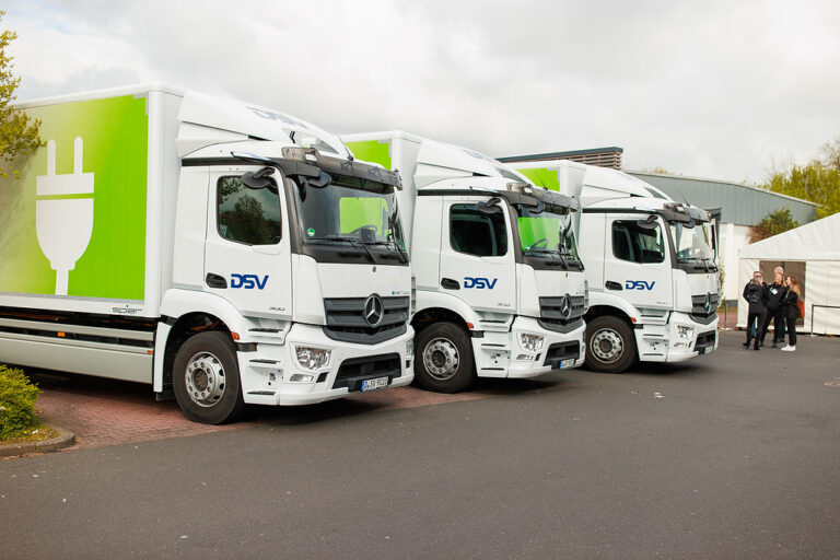 Read more about the article Całkowicie elektryczne dostawy do drogerii – trzy ciężarówki Mercedes-Benz eActros w użyciu przez DSV