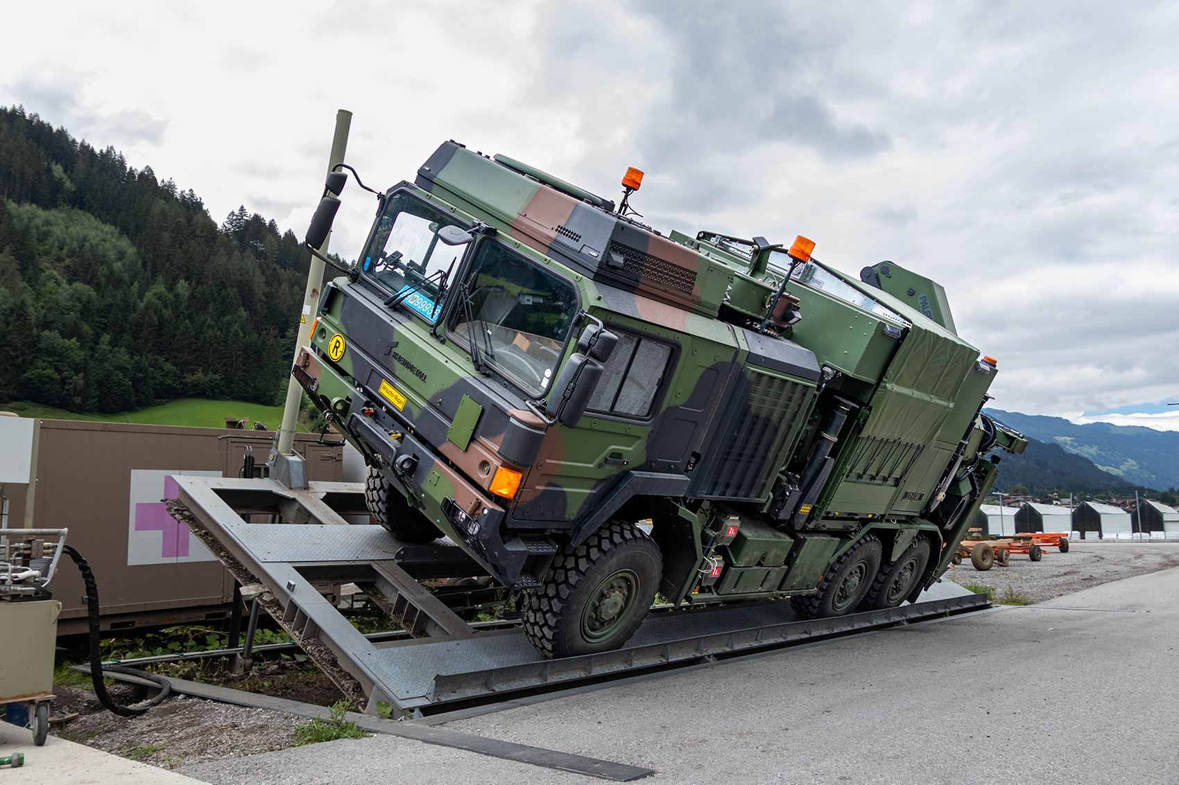 Read more about the article Nowy średni samochód ewakuacji i wsparcia techniczno-logistycznego z austriackiej firmy Empl