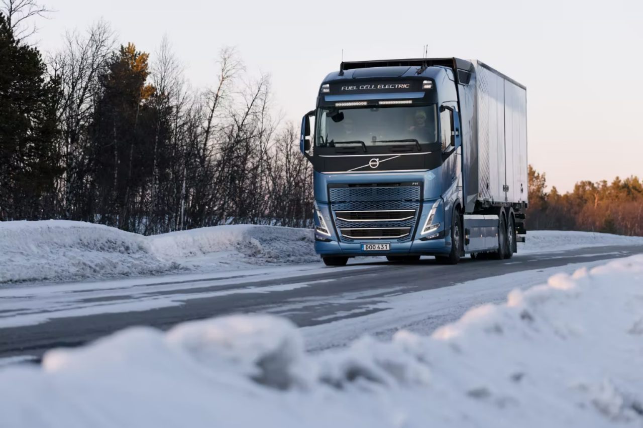 Read more about the article Premiera: na drogach publicznych Volvo Trucks testuje ciężarówki zasilane wodorem