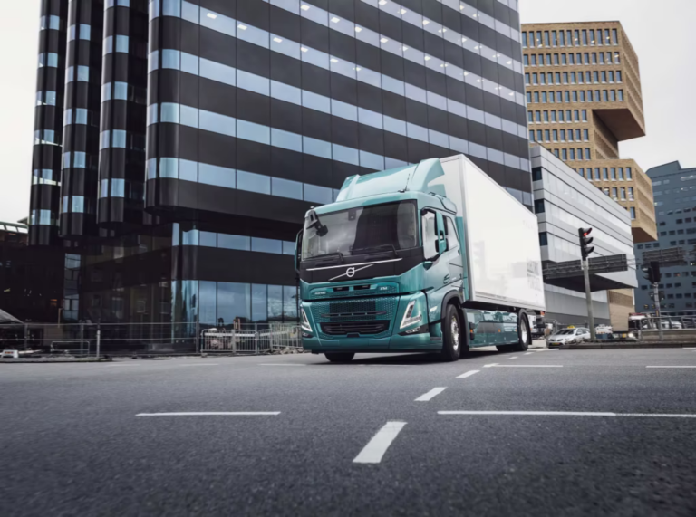 Read more about the article Elektryczność coraz popularniejsza — Volvo Trucks utrzymuje pozycję lidera