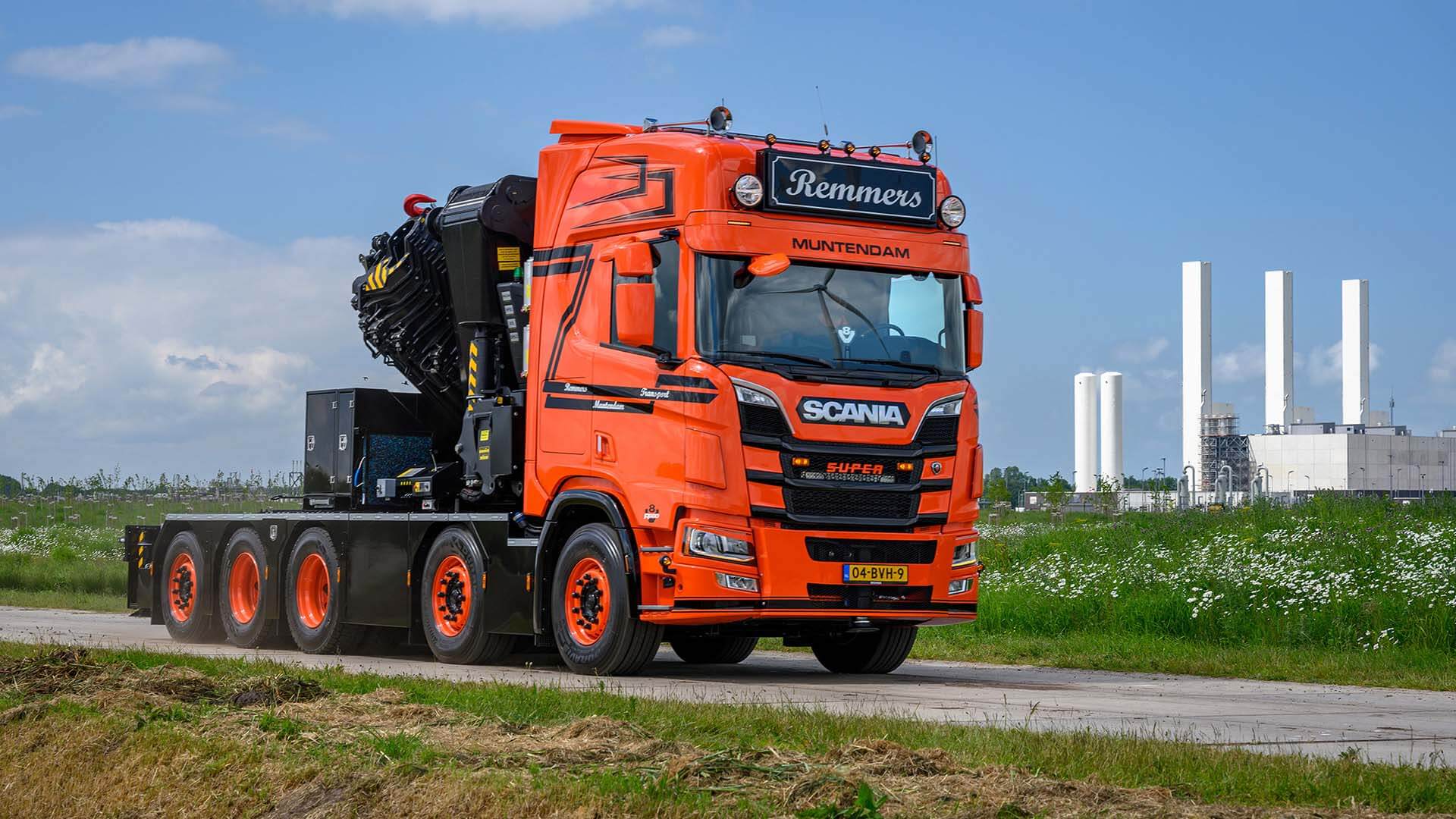 Read more about the article Remmers Transport wprowadza do użytku 5-osiową Scanię R660 w układze napędowym 10×4