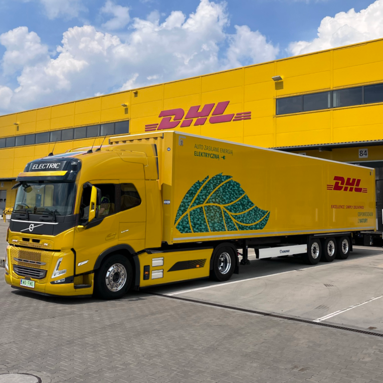 Read more about the article O ponad pół tony dwutlenku węgla mniej w 7 dni – udane testy w DHL elektrycznej ciężarówki Volvo