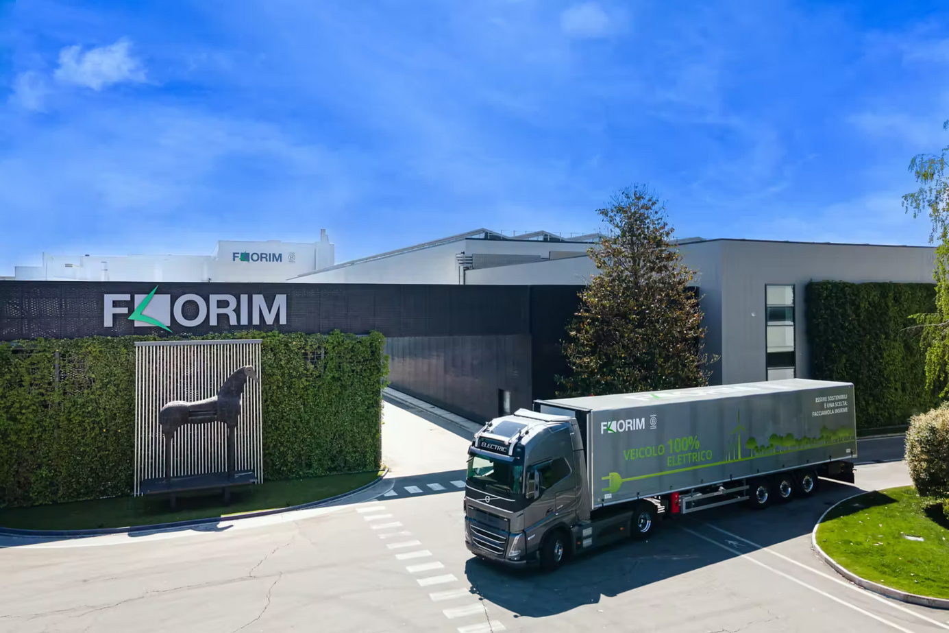 Read more about the article Volvo Trucks Italia dostarcza do Florim Spa dwa FH Electric, wykorzystywane w bardziej zrównoważonej dystrybucji ceramiki