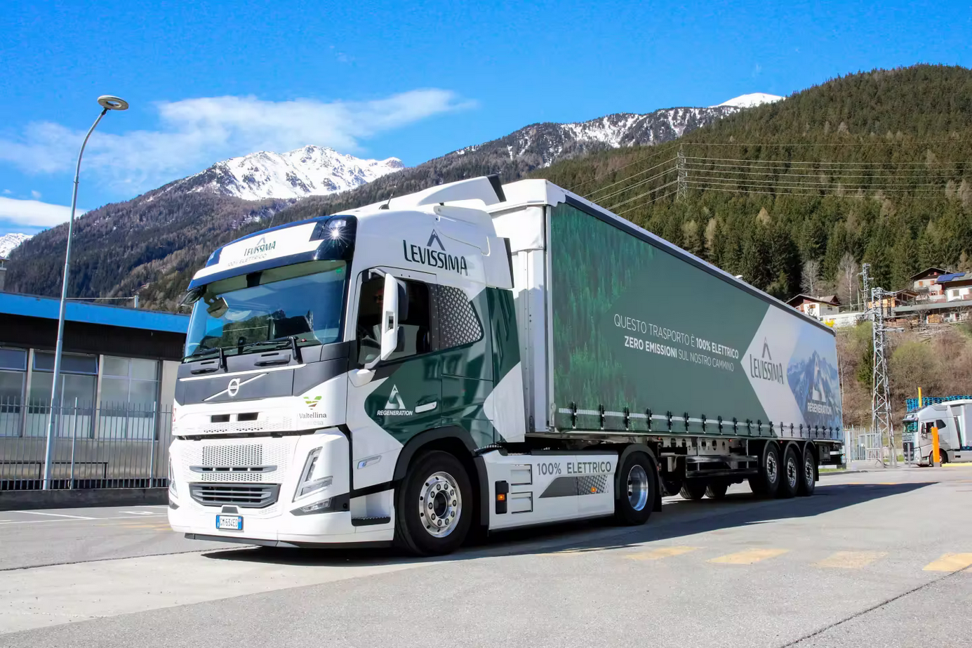 Read more about the article Volvo Trucks Italia dostarcza pierwszą elektryczną ciężarówkę do Levissimy w celu bardziej zrównoważonej dystrybucji wody mineralnej we Włoszech