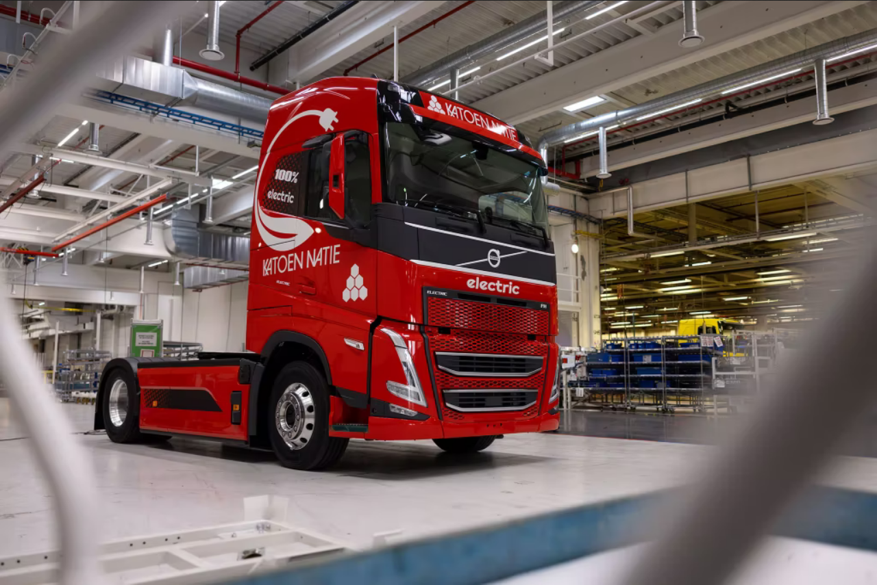 Read more about the article Volvo Trucks Gent produkuje pierwszą w Belgii elektryczną ciężarówkę