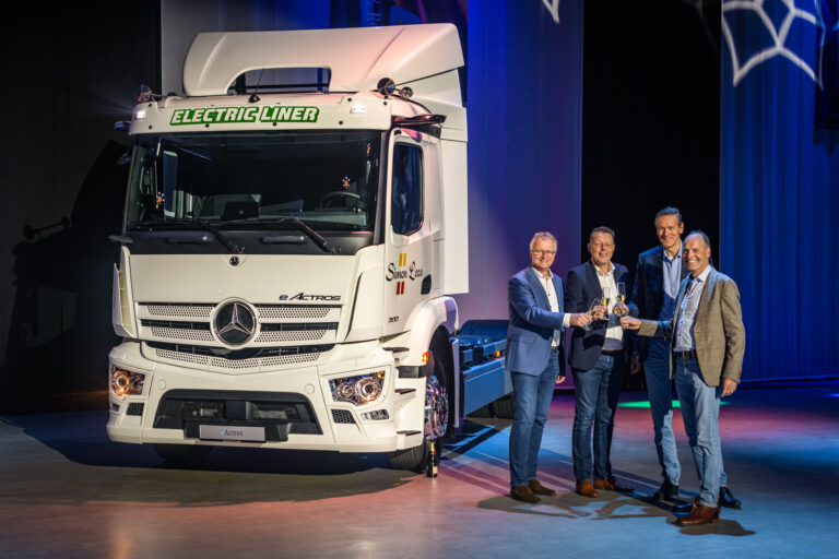 Read more about the article Daimler Truck Nederland przekazuje Simonowi Loosowi pierwszy ciągnik siodłowy eActros 300.