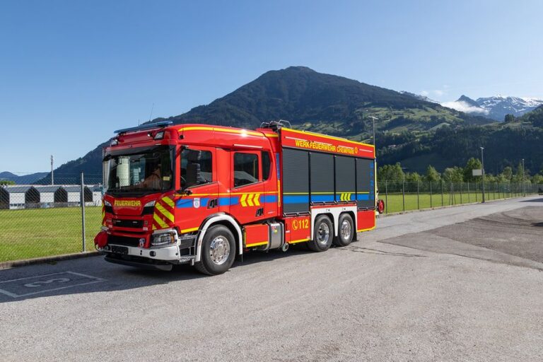 Read more about the article Austriacki Empl dostarczył do klienta – straży pożarnej CURRENTA dla lokalizacji CHEMPARK w Dormagen. – ciężki przemysłowy kombinowany samochód ratowniczo-gaśniczy HTLF oparty o podwozie Scania P 500.