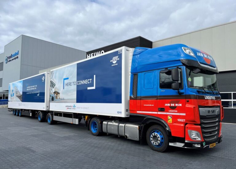 Read more about the article Air France KLM Martinair Cargo i Jan de Rijk Logistics wprowadzili nowy zestaw LHV – ważny krok w kierunku bardziej zrównoważonego transportu ładunków lotniczych