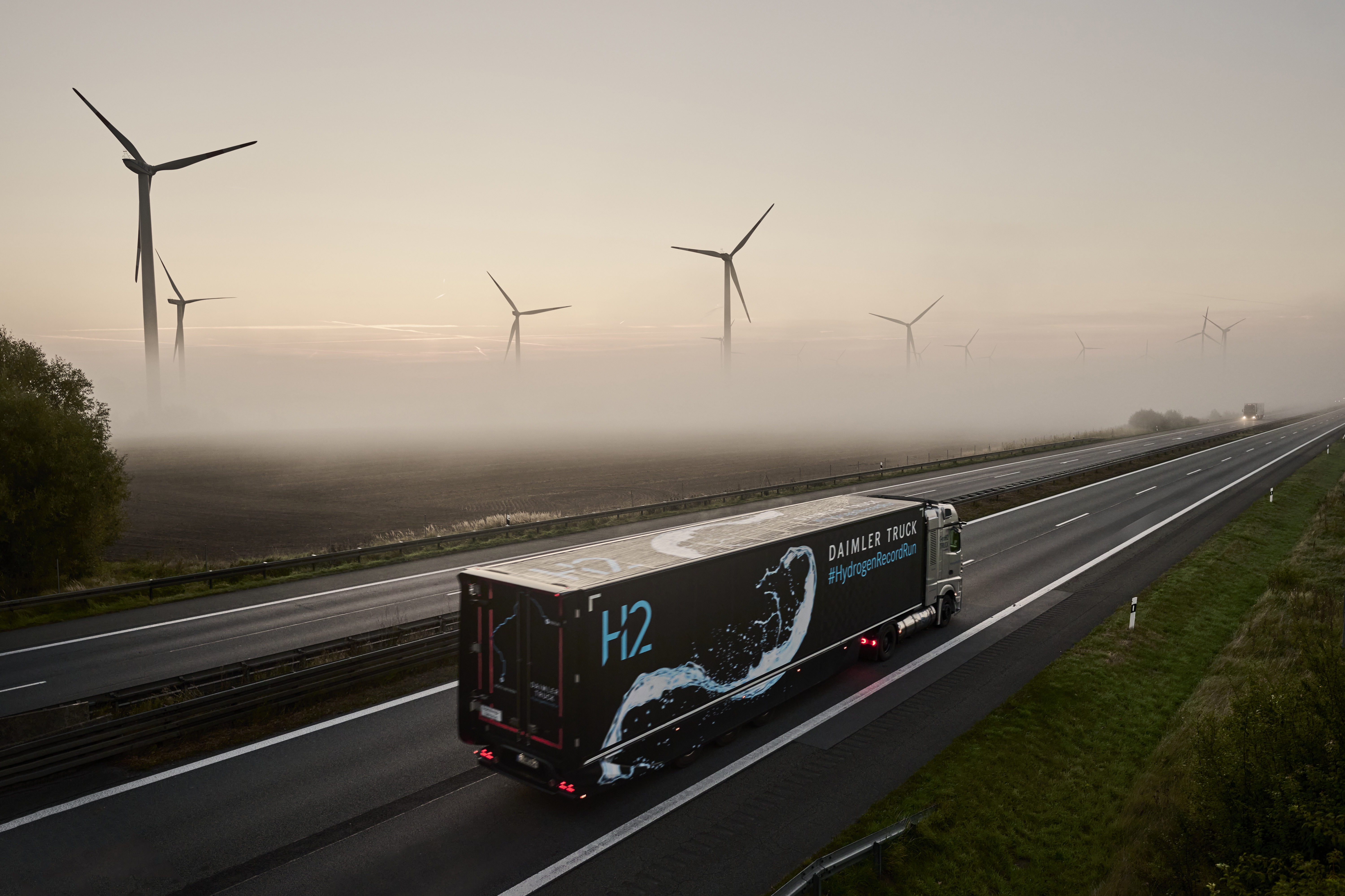 Read more about the article Daimler Truck #HydrogenRecordRun: ciężarówka Mercedes-Benz GenH2 przejeżdża 1000 km na jednym napełnieniu ciekłym wodorem