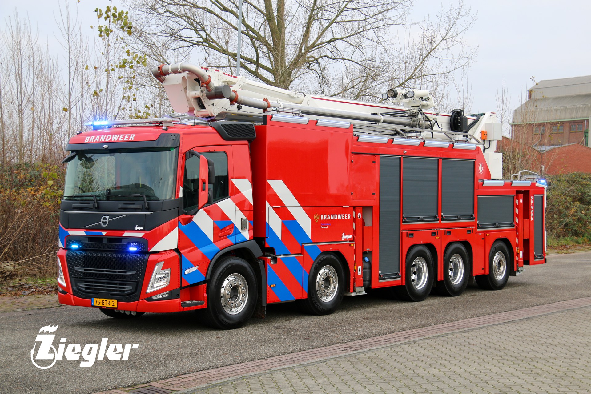 Read more about the article Holenderski ciężki przemysłowy samochód ratowniczo-gaśniczy na zmodyfikowanym 5-osiowym podwoziu Volvo FM