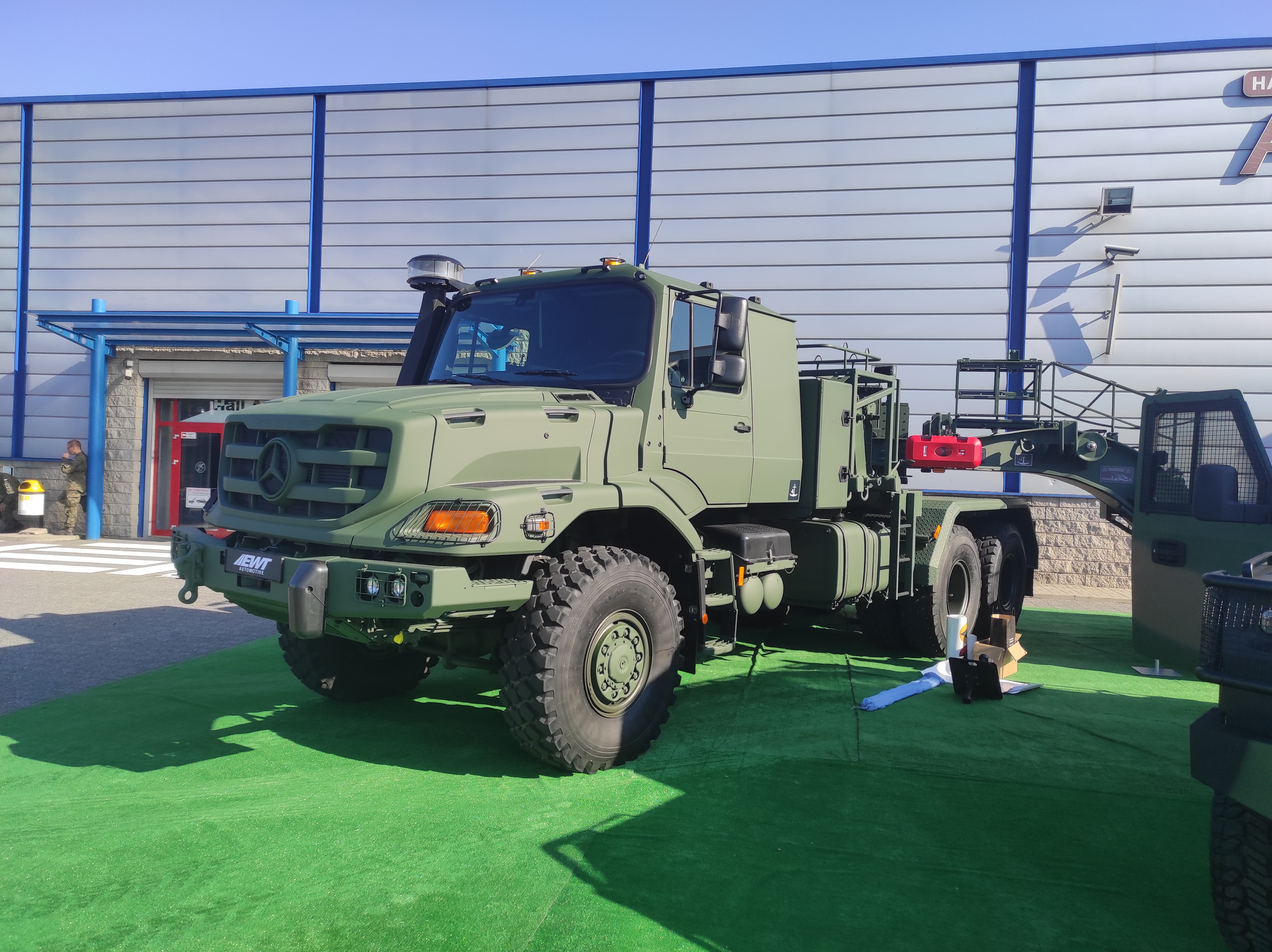 Read more about the article Zestaw do transportu czołgów/ciężkiego sprzętu – kategorii HET, składający się z ciężkiego ciągnika siodłowo-balastowego Mercedes Benz Zetros 3348AS 6×6 oraz naczepy niskopodwoziowej Dobrowolski NC wz. 21