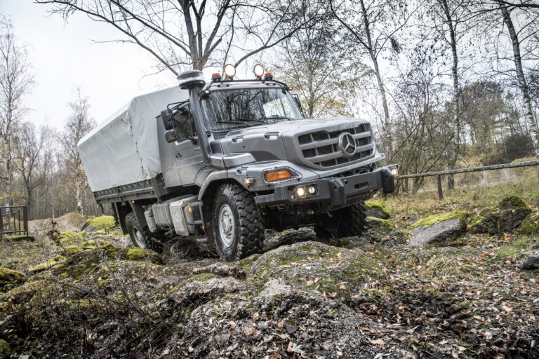 Read more about the article Niemcy wspierają ukraińską logistykę dużą partią wojskowych ciężarówek Mercedes-Benz Zetros