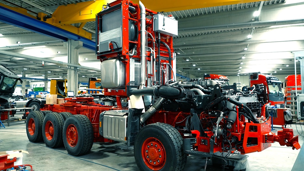 Read more about the article Ciężarówka zdolna tworzyć zestawy o masie 1000 ton: Mercedes-Benz Trucks przekazuje klientom specjalną ciężarówkę o dużej ładowności