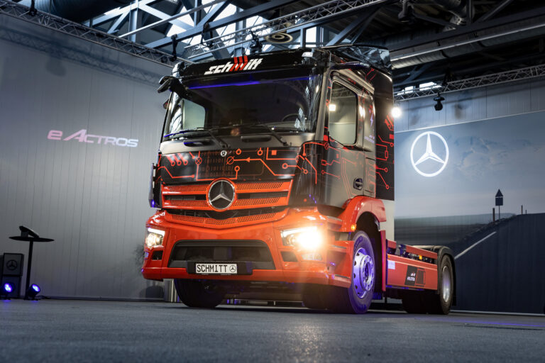 Read more about the article Pierwszy w Niemczech ciągnik siodłowy eActros 300 przekazany firmie Logistik Schmitt – rozpoczęcie produkcji seryjnej pod koniec roku
