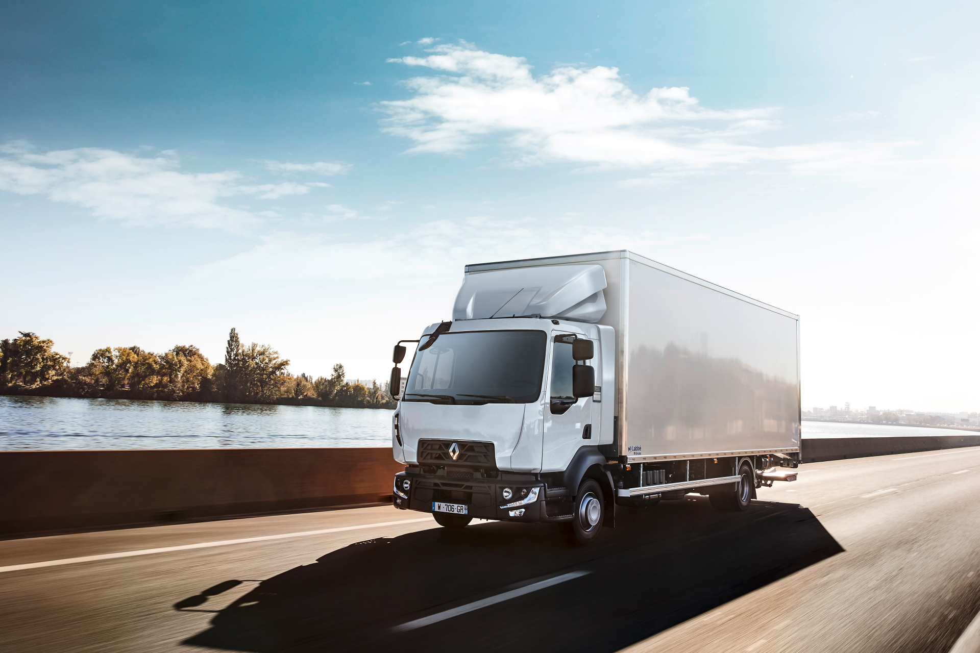 Read more about the article Renault Trucks kontynuuje swoje zaangażowanie w zrównoważoną mobilność poprzez modernizację elektryczną