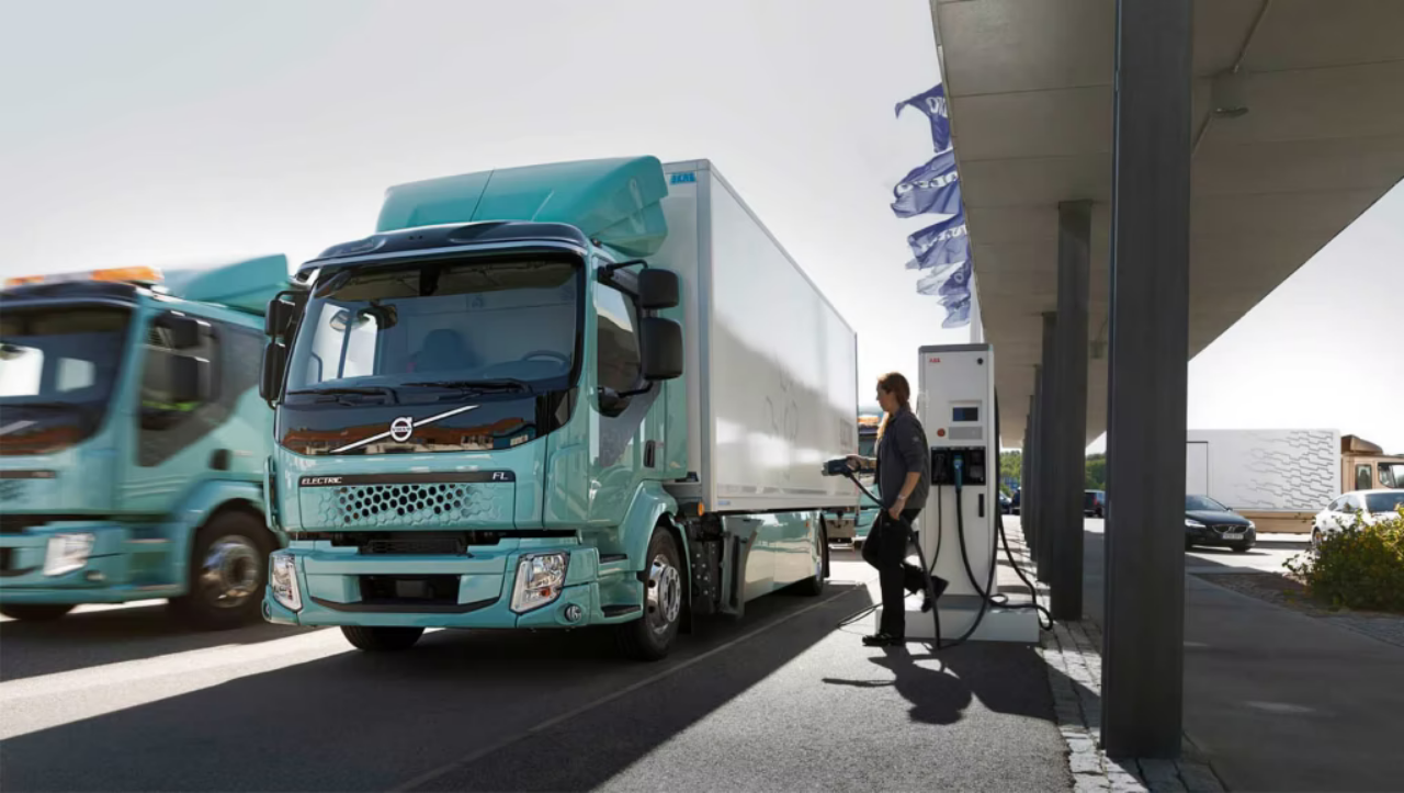 Read more about the article Przełom w szybkim ładowaniu elektrycznych ciężarówek: Volvo Trucks wprowadza sieć szybkiego ładowania