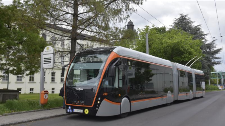 Read more about the article Van Hool:: innowacyjne rozwiązanie w zakresie mobilności składające się z 24-metrowych dwuprzegubowych autobusów elektrycznych