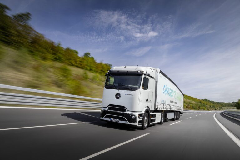 Read more about the article Mercedes-Benz Trucks świętuje światową premierę eActrosa 600 – akumulatorowo-elektrycznej ciężarówki do transportu dalekobieżnego