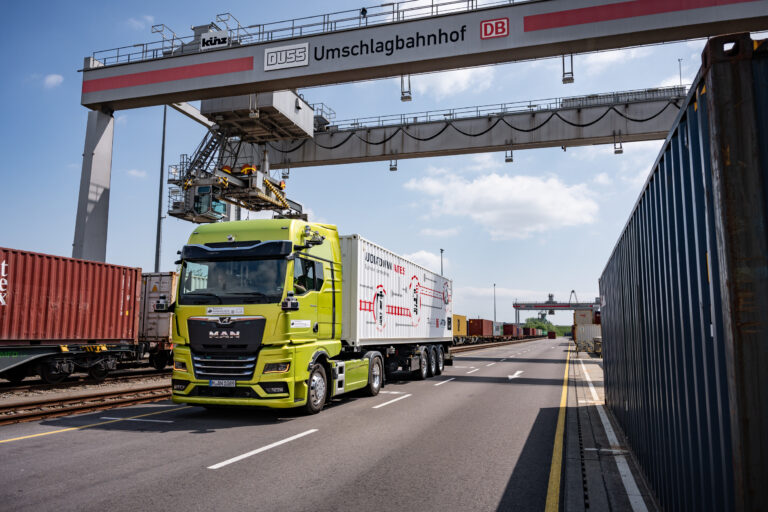 Read more about the article Do 40 procent większa produktywność: autonomiczne ciężarówki wykazują ogromny potencjał w transporcie ładunków na kolej
