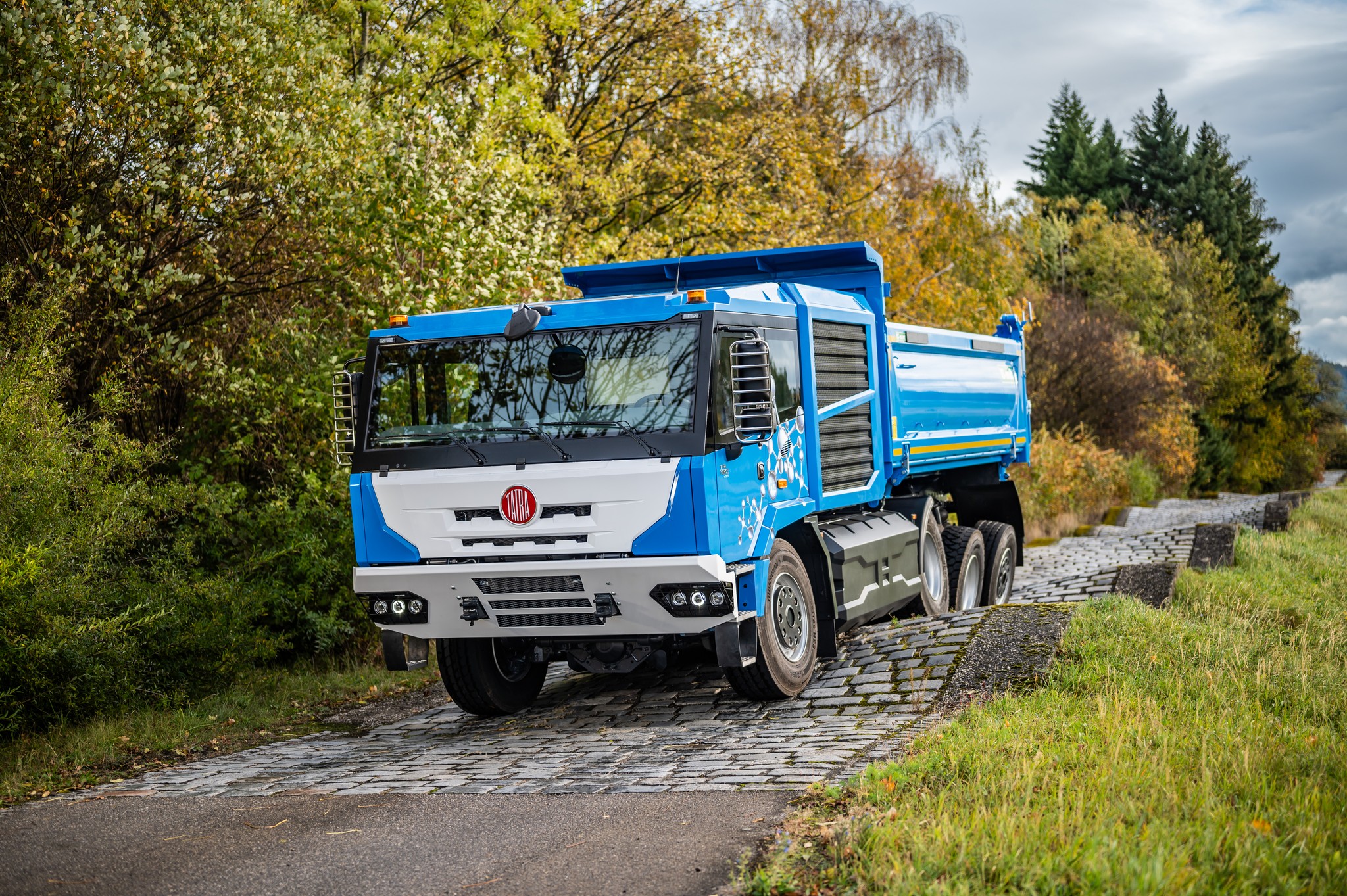 Read more about the article TATRA FORCE e-DRIVE – pierwsza TATRA z napędem zeroemisyjnym poddawana pierwszym testom terenowym