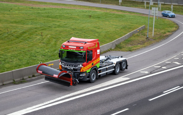 Read more about the article Pierwszy pług wykorzystujący podwozie elektrycznej ciężarówki Scania