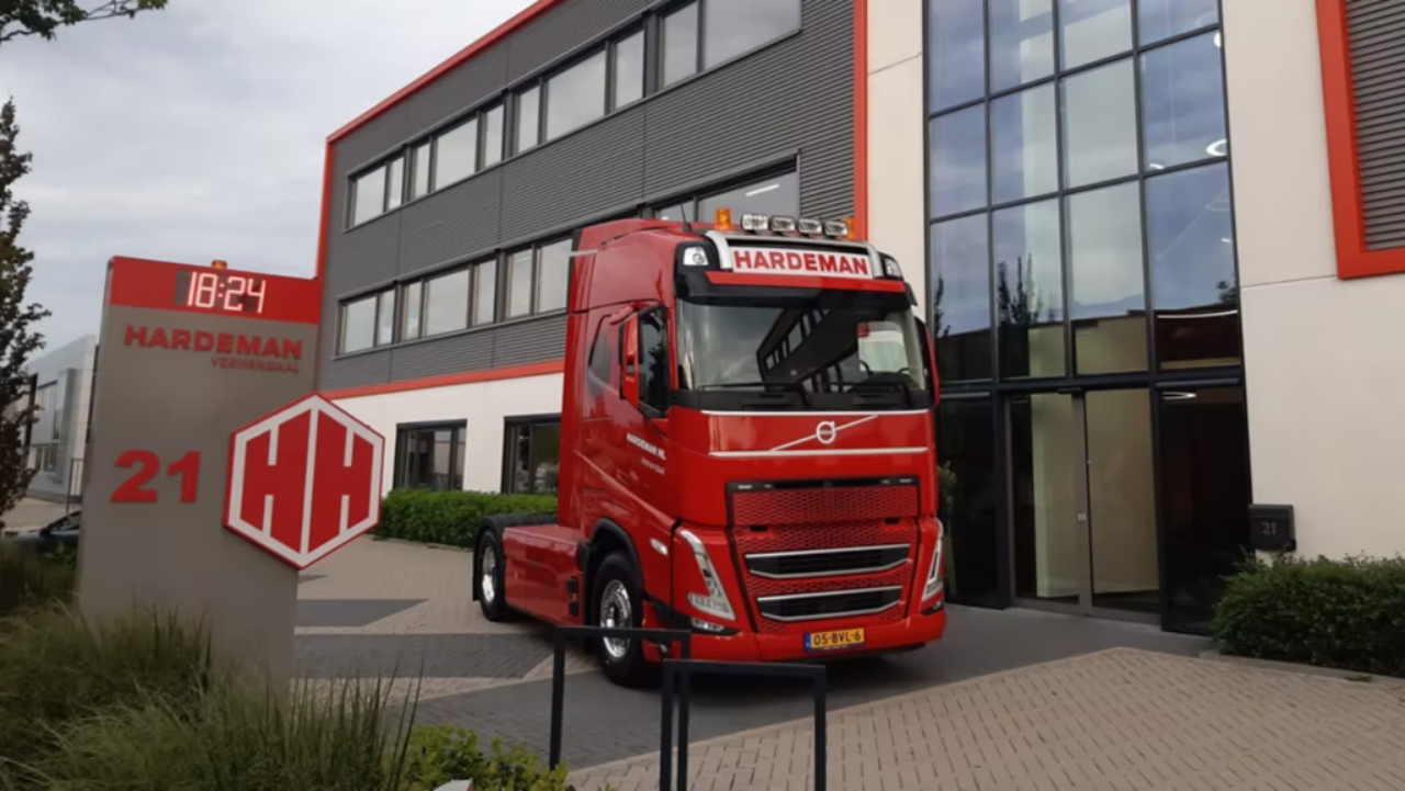 Read more about the article H. Hardeman Veenendaal wykorzystuje Volvo FH Electric do neutralnego pod względem emisji CO2 transportu budowlanego