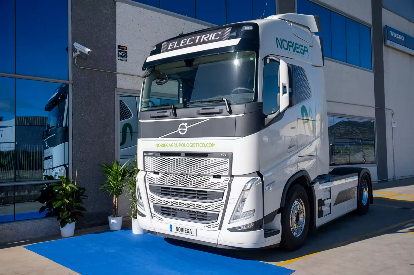 Read more about the article Transnoriega łączy mobilność elektryczną poprzez nabycie dwóch w 100% elektrycznych Volvo FH