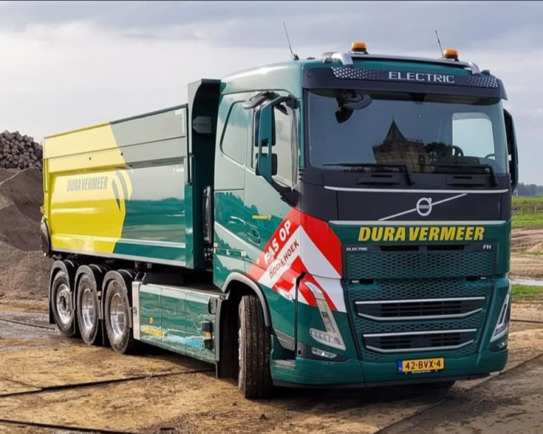 Read more about the article Millenaar & van Schaik wypuszcza na drogi osiem elektrycznych ciężarówek Volvo FH 8×4