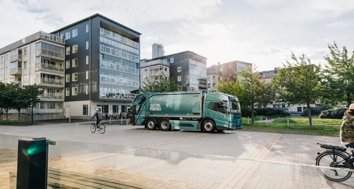 Read more about the article Volvo Trucks przedstawia swoją pierwszą w historii wyłącznie elektryczną ciężarówkę – zoptymalizowaną pod kątem czystszego i bezpieczniejszego transportu miejskiego