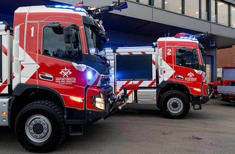 Read more about the article Lotniskowe ciężkie samochody ratowniczo-gaśnicze BUFFALO FLF 7700/850 6×6 MT na 3-osiowych podwoziach Volvo FMX 540 dla szwajcarskiego lotniska Altenrhein AG