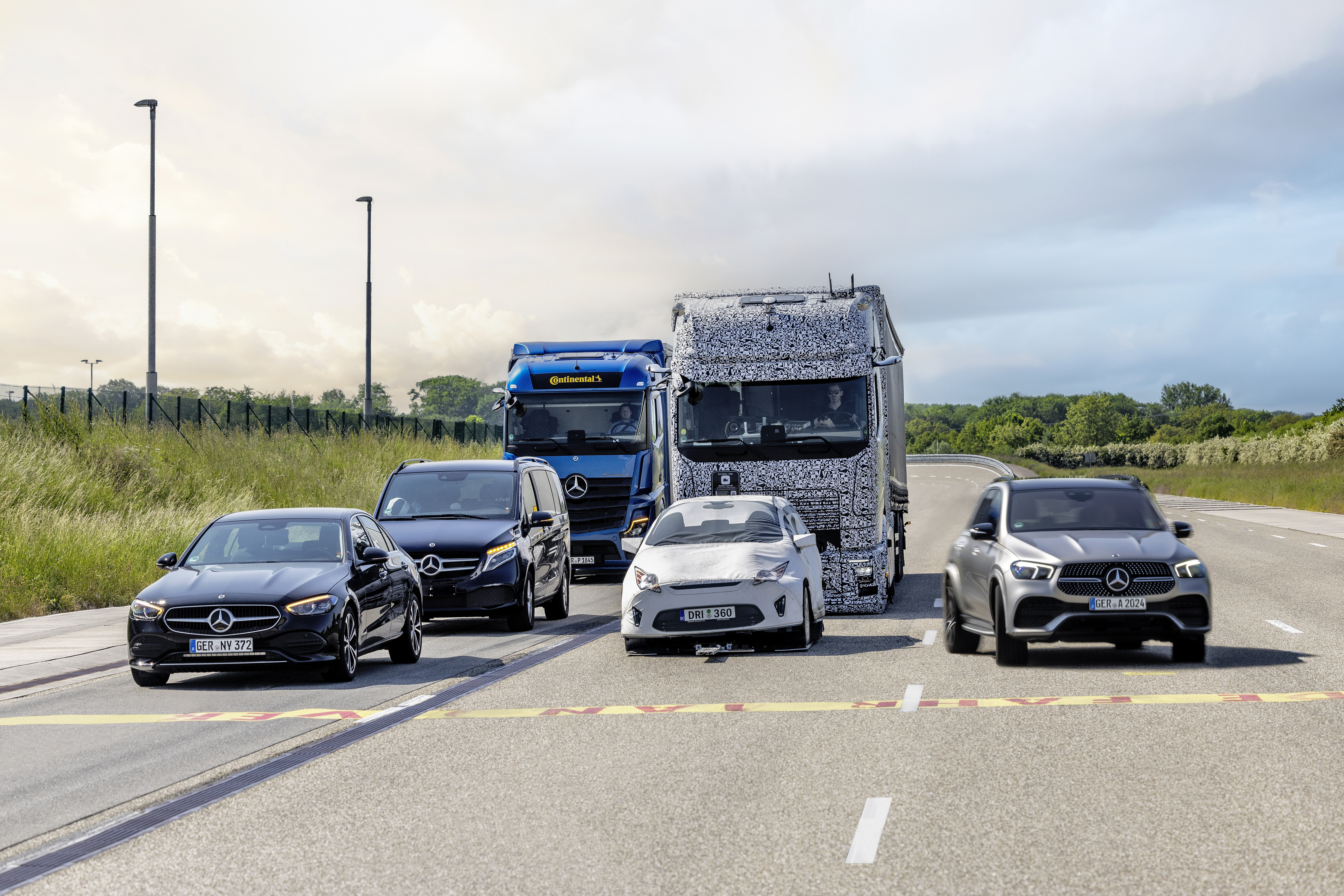 Read more about the article Jak dzięki najnowszym systemom wspomagania Daimler Truck kontynuuje realizację „Wizji Zero” i zapewnia większe bezpieczeństwo wszystkim użytkownikom dróg