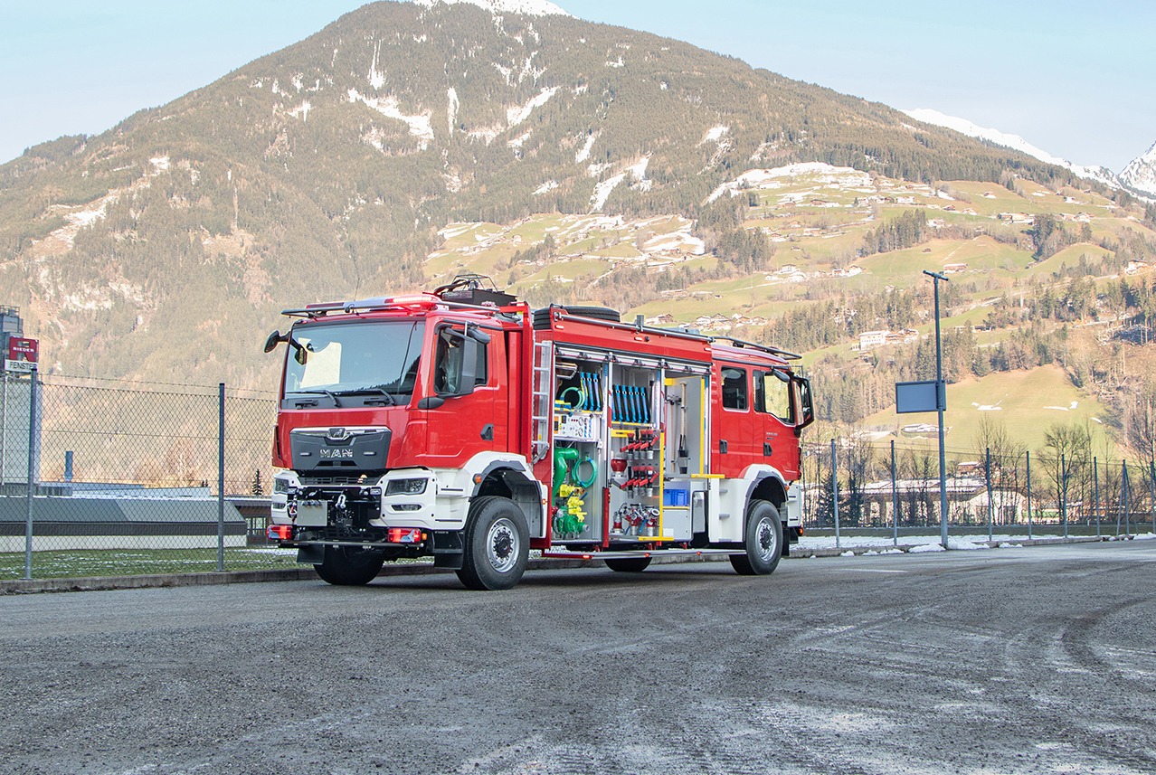 Read more about the article Dwukabinowy pożarniczy MAN firmy Empl do gaszenia pożarów w tunelach