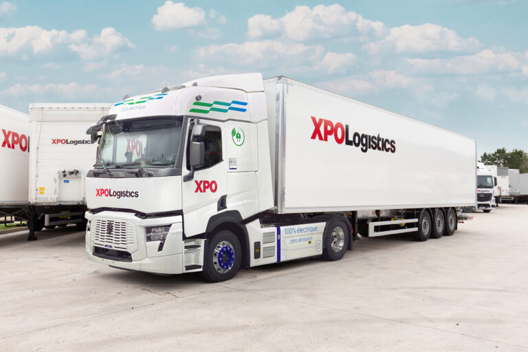 Read more about the article XPO Logistics wzmacnia swoją zdekarbonizowaną flotę zamawiając 165 elektrycznych ciężarówek Renault Trucks, w tym 105 Renault Trucks E-Tech T 44t.