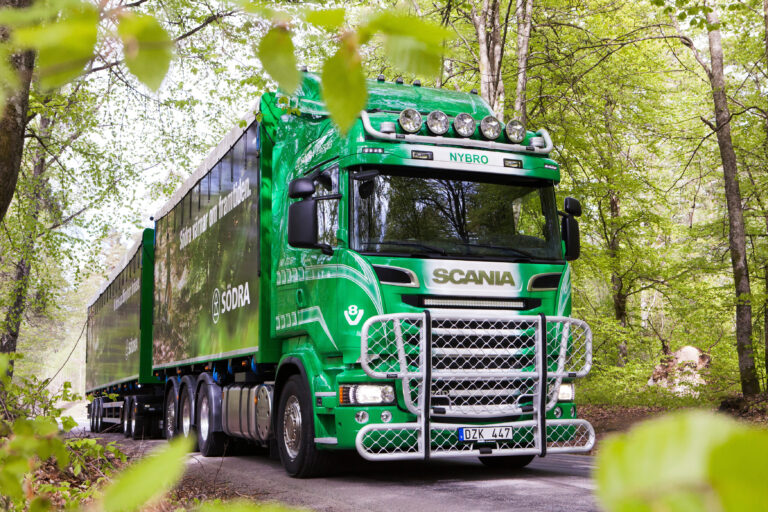 Read more about the article Södra uruchamia zestaw z elektryczną ciężarówką do transportu zrębków drzewnych