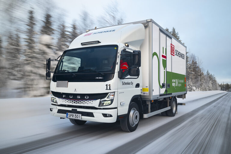 Read more about the article Utrzymuje chłód w północnej Finlandii: FUSO eCanter działa jako jedna z najbardziej wysuniętych na północ elektrycznych ciężarówek Daimler Truck obsługiwanych przez klientów w DB SCHENKER