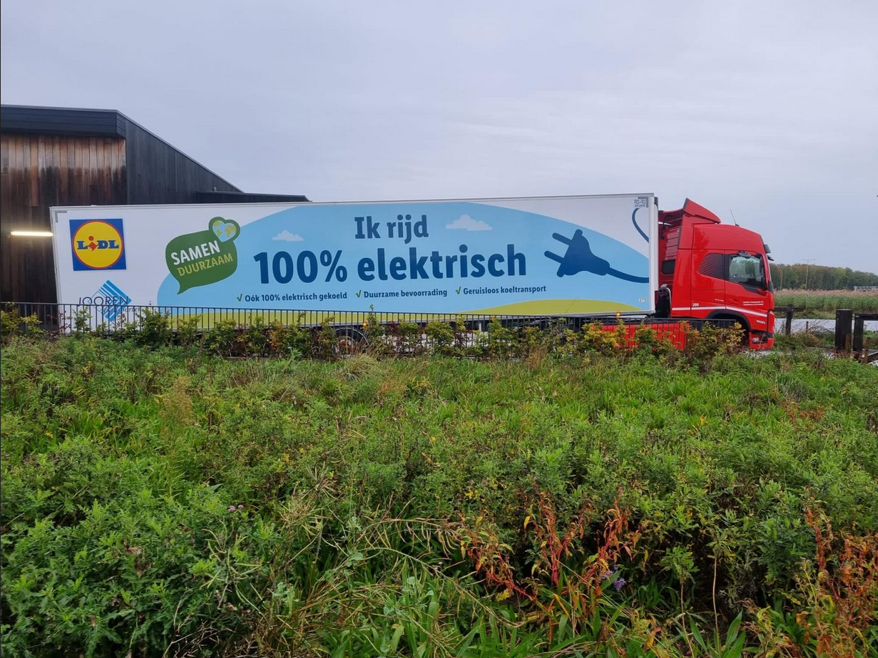 Read more about the article Lidl w Holandii zaopatruje teraz wszystkie swoje sklepy za pomocą taboru samochodowego wolnego od paliw kopalnych – w drodze do transportu w pełni elektrycznego do roku 2030