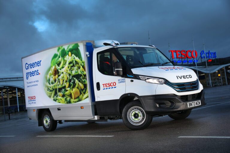 Read more about the article Sieć brytyjskich supermarketów Tesco powiększa swoją flotę pojazdów elektrycznych służących do dostaw do domu o 151 pojazdów IVECO eDaily