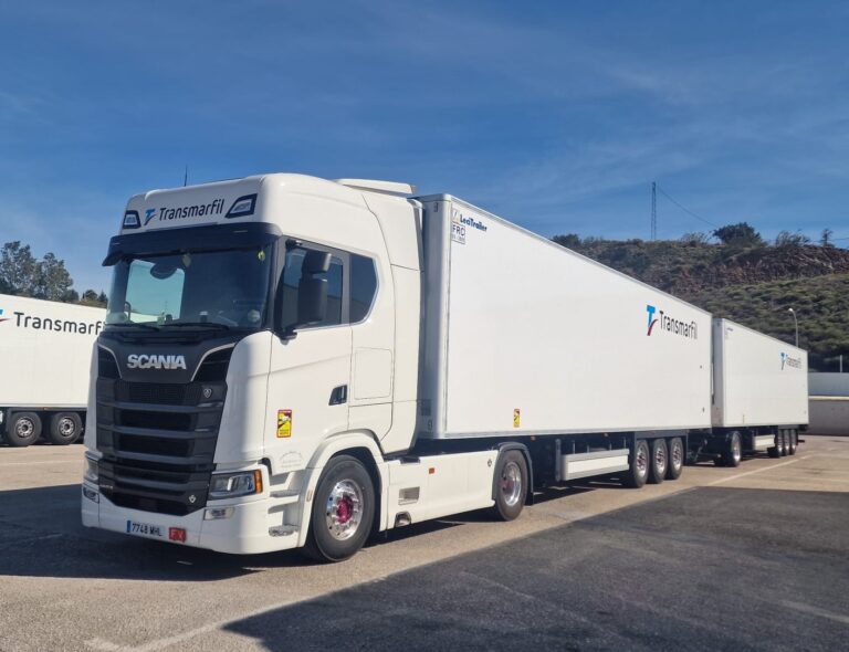 Read more about the article TransMarfil przy swoich podwójnych naczepach stawia na moc Scania V8