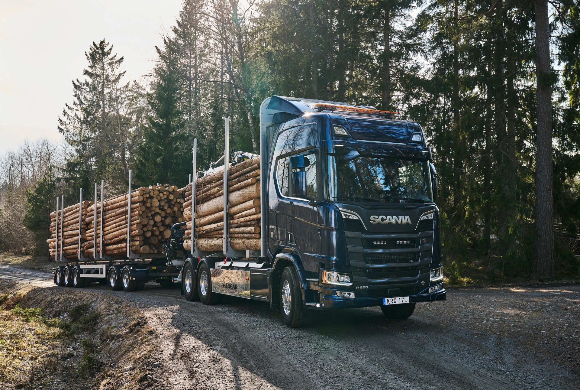 Read more about the article Scania V8 prowadzi rewolucję w transporcie dzięki legalizacji podwójnej przyczepy i już istniejącej przyczepy mega