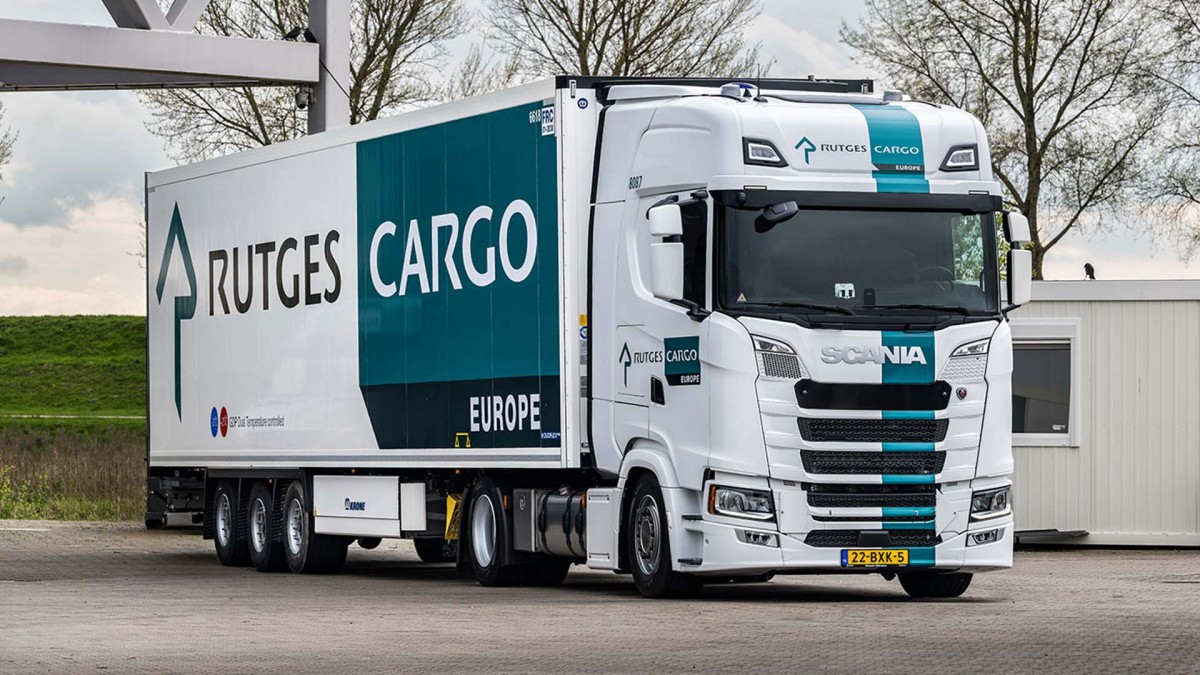 Read more about the article Rutges Cargo stawia na ekologię dzięki Scania 40R BEV i dwunastu ciągnikom 460S Super