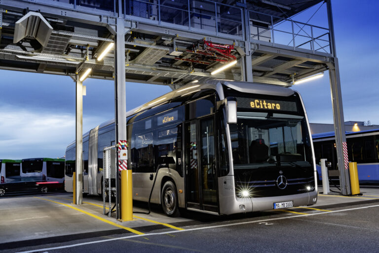 Read more about the article Strategiczne partnerstwo: Daimler Buses i ekspert ds. systemów akumulatorowych BMZ Poland wspierają bezemisyjny transport autobusowy w Europie